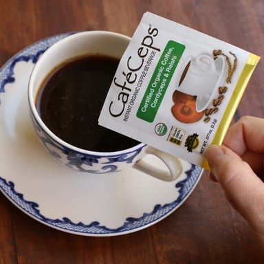Растворимый кофе California Gold Nutrition CafeCeps Certified Organic with Cordyceps and Reishi Mushroom Powder, оттенок 30 Packets, 2.2 г, саше